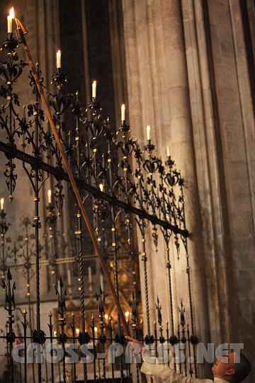 2009.04.11_22.25.01.jpg - Fr.Barnaas z�ndet die Kerzen in der Himmelsh�he.  :)