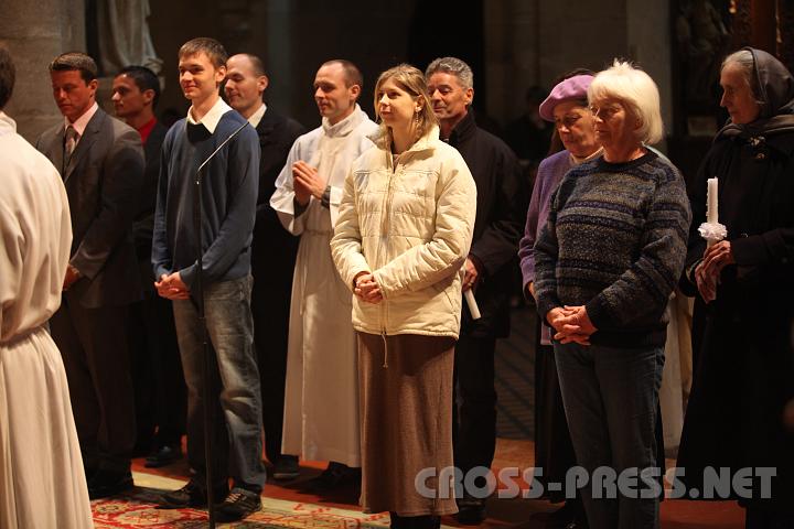 2009.04.11_22.37.05.jpg - Katechumene mit je zwei Paten bereiten sich auf die Taufe vor.