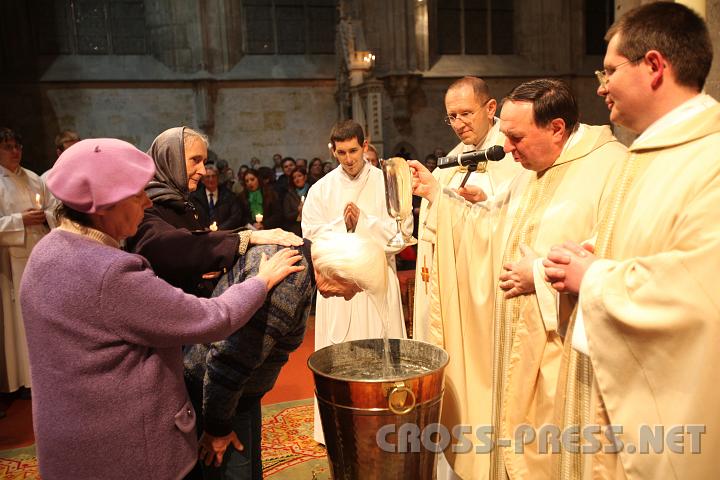 2009.04.11_22.47.40.jpg - P. Bernhard mit dem �ltesten T�ufling dieser Osternacht.