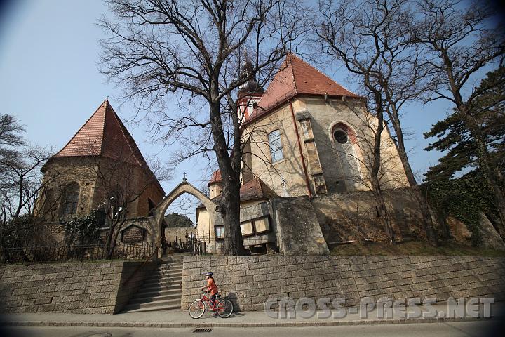 2009.04.06_10.22.32.jpg - Pfarre W�rflach, Bezirk Neunkirchenlinks:"Kleine Kirche" oder "Herz-Jesu-Kirche"