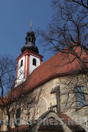 2009.04.06_10.23.15.jpg - W�rflach: Die Pfarrkirche hat den Charakter einer Wehrkirche und wird bereits 1381 erstmals schriftlich erw�hnt. Sie soll aber schon 1204 gestanden sein, war romanisch und ein "Christus-Salvator-Kopf" und ein "Sonnenkopf" erinnern noch an diesen Bau.1479 entstand dann ein sp�tgotischer Bau mit Wehrmauer und auch aus dieser Bauepoche sind etliche Elemente erhalten geblieben.1683 wurde die Kirche von den T�rken zerst�rt, sp�ter wieder aufgebaut und barockisiert und erhielt 1733 den heutigen Turm, einen sogenannten Dachreiter.