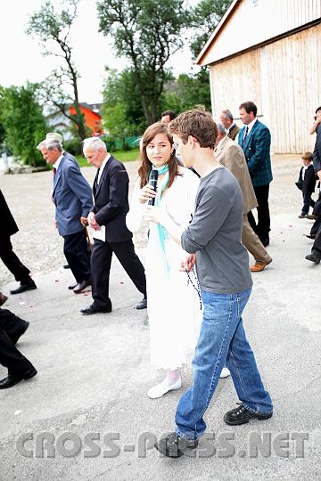 2009.06.11_11.09.16.jpg - Zwei junge Verliebtverlobte beim Rosenkranzvorbeten  :)