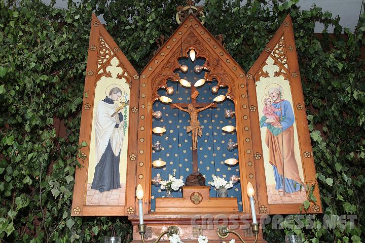 2009.06.11_11.20.44.jpg - 4. Station: Altar vorm Zuserhaus