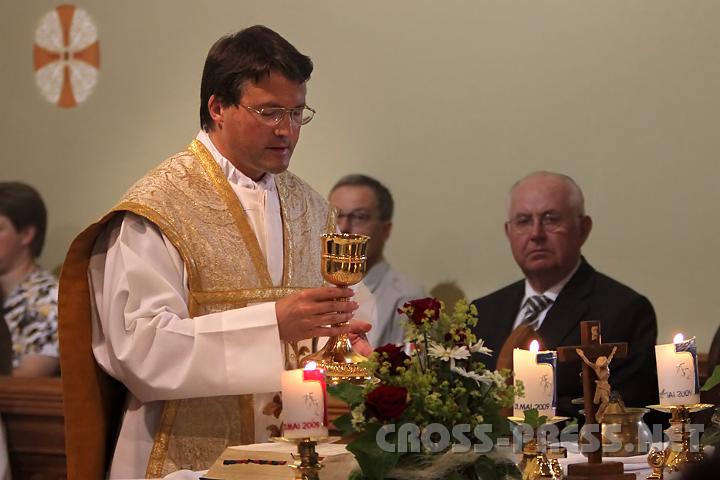 2009.06.11_09.49.40.jpg - Pfarrer Franz Xaver Hell segnet den neu restaurierten Kelch, wof�r die Kosten der �rtliche Seniorenbund spendete.