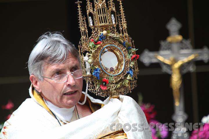 2009.06.11_10.56.47.jpg - Bei jeder Station segnete Diakon Hugo Schiefer den Ort und die Bewohner mit dem allerheiligsten Sakrament.