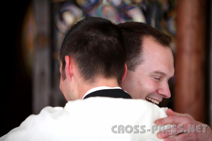 2009.08.14_17.14.17.jpg - Die traditionelle Gratulation an die neuen Mitbr�der im Kreuzgang verlief �beraus herzlich.