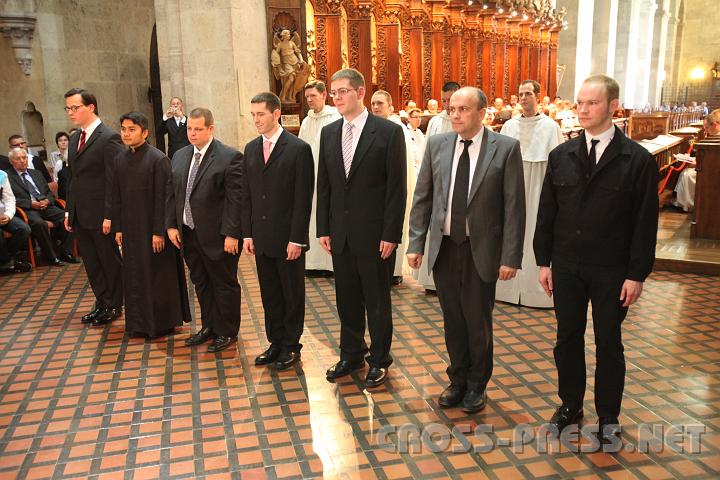 2009.08.14_16.06.51.jpg - Sieben Kandidaten werden zu Novizen eingekleidet, vier dahinter werden Gel�bde ablegen.