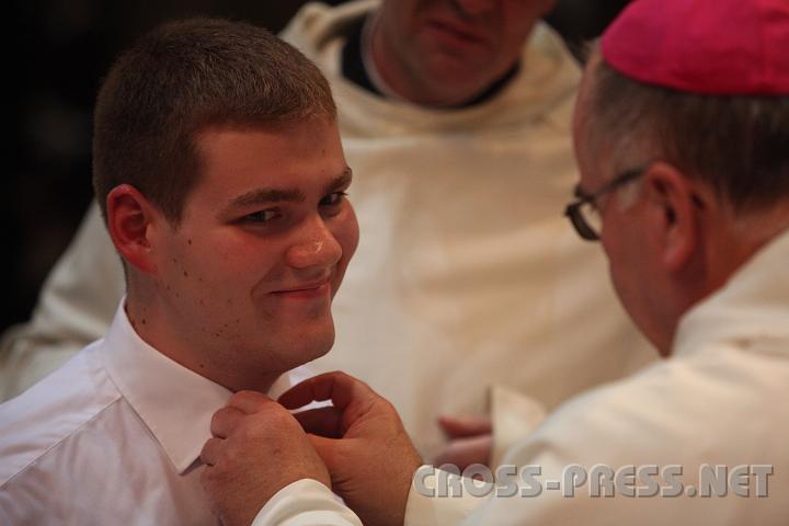 2009.08.14_16.29.11.jpg - Nicht jeden Tag nimmt ein Abt einem die Krawatte ab. ;)