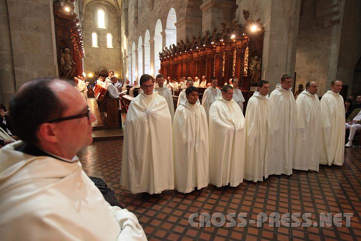 2009.08.14_16.43.09.jpg - Novizenmeister P.Simeon bekommt alle H�nde voll zu tun.  ;)