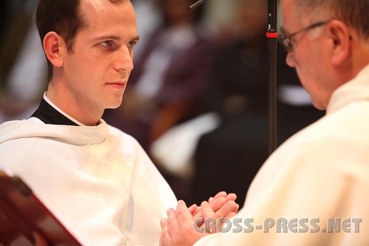 2009.08.14_16.48.02.jpg - Bei der Profess h�lt der Abt die H�nde des Anw�rters.