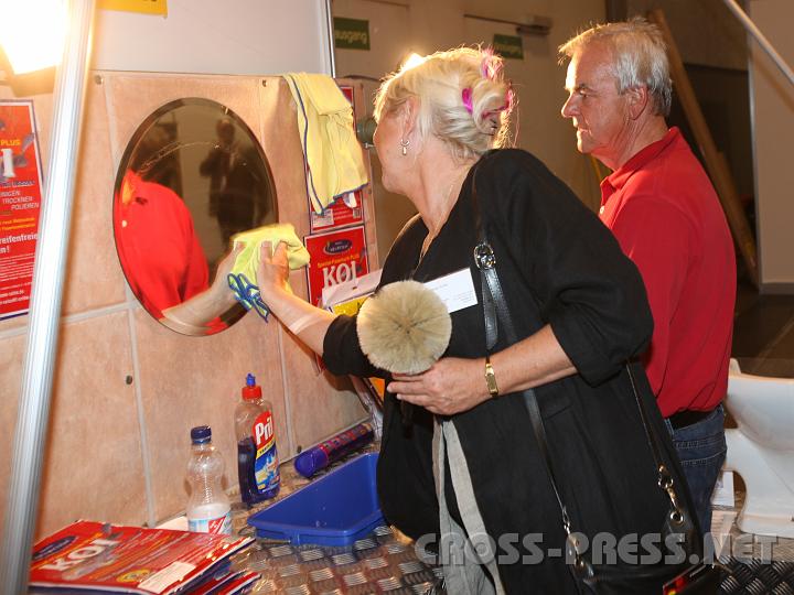2009.10.08_16.26.02.jpg - Bei der Messe findet man alles was man f�r den Kirchenalltag braucht: vom Messgewand bis zum Putzzubeh�r. :)