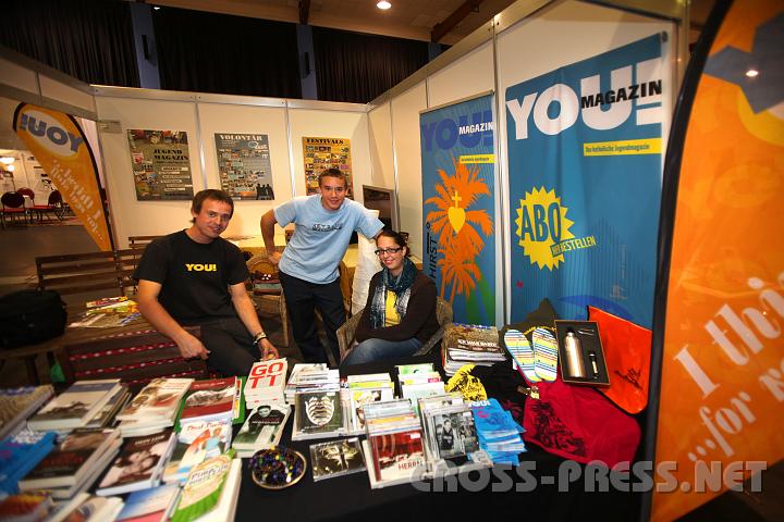 2009.10.08_17.05.09.jpg - Das katholische Jugendmagazin "YOU!" und christliche Jugendliteratur pr�sentierten Chefredakteur Michael Cech und jugendliche Mitarbeiter.