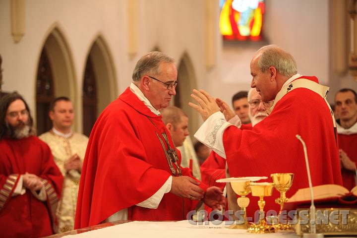 2009.10.10_16.32.57.jpg - Kardinal Christoph Sch�nborn gibt "Zeichen des Friedens" dem Abt Gregor Henckel Donnersmarck von Heiligenkreuz, aus dessen Stiftseigentum das ITI das Anwesen erwerben konnte.