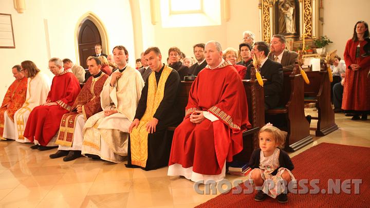 2009.10.10_16.43.42.jpg - An der Hochschule des Internationalen Theologischen Instituts sind Kinder eine Selbstverst�ndlichkeit, so auch hier bei der Festmesse anl�sslich der Wiederer�ffnung in Trumau.
