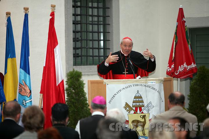 2009.10.10_17.48.29.jpg - ITI Gro�kanzler, Kardinal Christoph Sch�nborn erkl�rte das Wappen des Instituts: So wie der Hirsch (Ps. 42) nach frischem Wasser lechzt, so erfrischen sich die Studenten hier an den Quellen(texten) der Urkirchenv�ter.