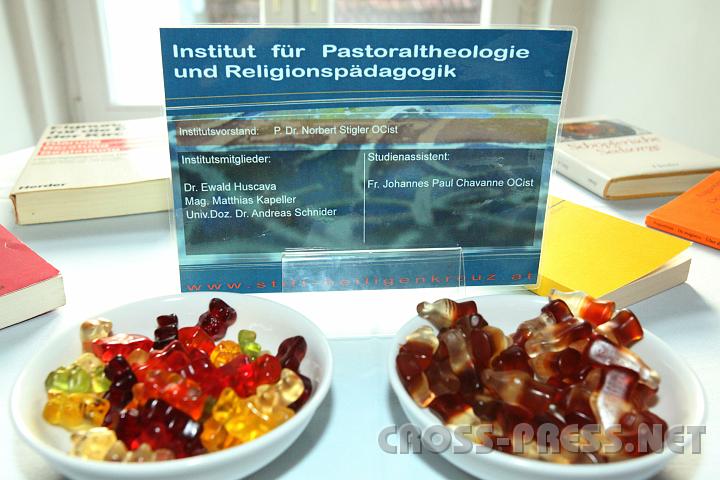 2009.11.20_14.49.38.jpg - Das Institut f�r Praktische Theologie, das die Veranstaltung sensationell originell organisierte, lockt das Publikum zu deren Stand auch auf sehr originelle Weise.  ;)