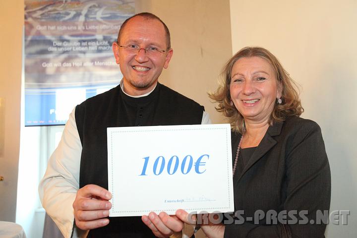 2009.11.21_11.47.57.jpg - Die �rtliche Caritas �berraschte Dekan Prof.P.Karl Wallner mit einer Spende f�r bed�rftige Studenten aus Sri Lanka und anderen L�ndern.