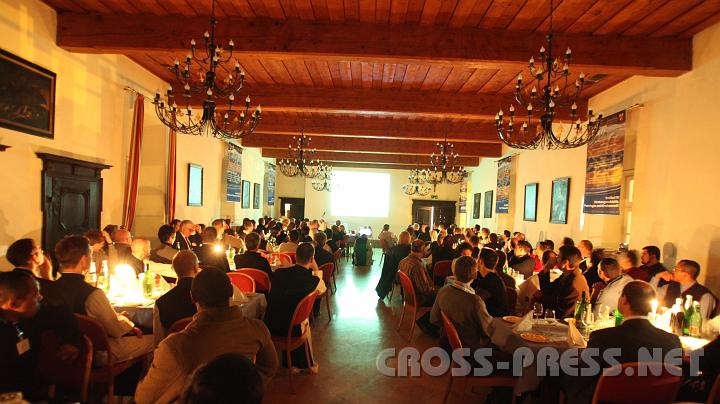 2009.11.20_19.00.14.jpg - Nach dem 1. Teil des Symp�sions schauten sich die Teilnehmer einen kurzen Film �ber die Hochschule an und konnten auch die Meinung des Papstes �ber dieselbe, die er bei seinem Besuch �u�erte, h�ren.  Der 2. Teil des Symp�sions fand, wie in der Antike �blich, w�hrend und nach einem st�rkenden Mahl statt.