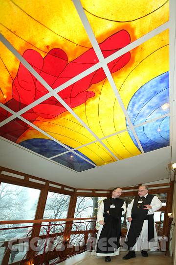 2009.11.21_08.59.07.jpg - So bunt ist die Welt der schwarz-wei�en M�nche. :)  Die eindrucksvolle Glasmalerei ist ein Abbild des Stiftswappens. Abt Gregor (rechts) mit Prof.DDr.P.Alkuin Schachenmayr auf dem Weg zur Tagung.