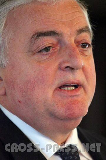 2009.11.21_10.38.08.jpg - Gastreferent Dr. Martin Bolldorf (�sterr. Botschafter im Vatikan) w�nscht sich mehr �ffentlichkeitsarbeit der Hochschule und pl�diert f�r eine vermehrte Aufnahme von Studenten aus Osteuropa (z.Z. studiert an der Hochschule nur ein "Oststudent", ein Paulinerm�nch aus Ungarn).