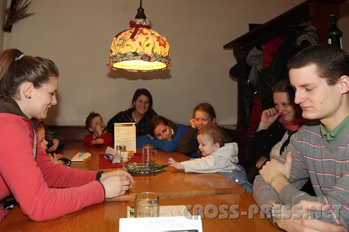 2010.02.28_12.19.12.jpg - F�r die vierzehnk�pfige Familie Andrae braucht man 2 gro�e Heurigentische zusammen.  :)