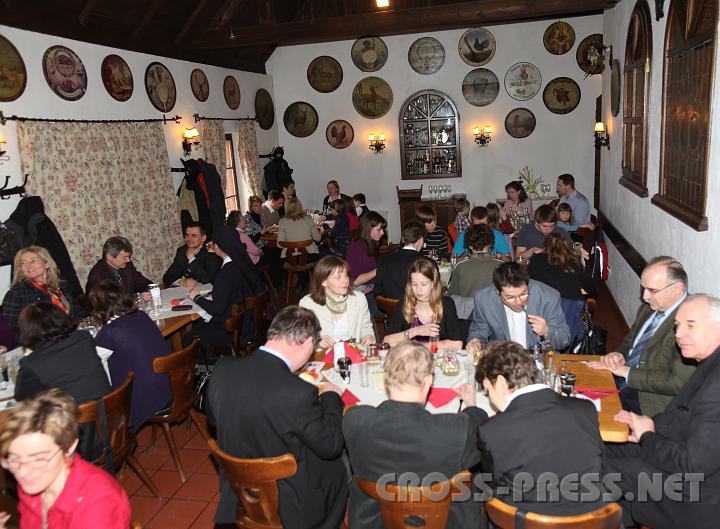 2010.02.28_13.12.07.jpg - Mittagessen ging's, wohin sonst in der Gegend, zum Heurigen.  ;)