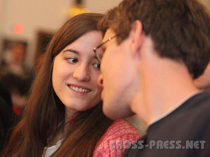 2010.04.09_20.54.52.jpg - Miri und Maritin, das verliebte und in Heiligenkreuz k�rzlich verm�hlte P�rchen, hat sich bei der Jugendvigil kennengelernt. :)