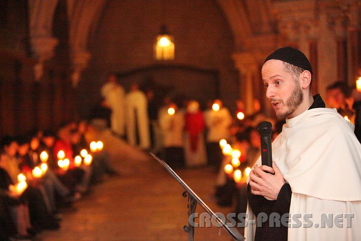 2010.04.09_19.50.53.jpg - Im Kreuzgang erz�hlt Pater Kilian die wahre Geschichte von der Begegnung eines Jugendlichen mit einer 90-j�hrigen Nonne in einem Krankenhaus. (http://stift-heiligenkreuz.org/Frater-Kilians-Geschichte.214.0.html)