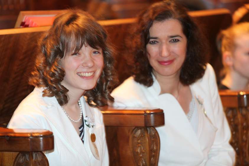 Firmung am Christihimmelfahrt Gerade sa�en da noch die Zisterzienserm�nche, jetzt ist das Chorgest�hl von vielen Jugendlichen besetzt.