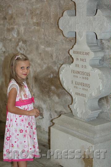 2010.08.15_16.12.06.jpg - Das M�dchen und der Abt.