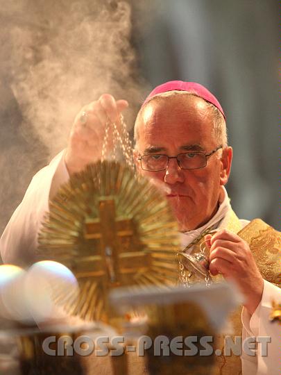 2010.08.15_16.41.26.jpg - Abt beweihr�uchert die Kreuzesreliquie.