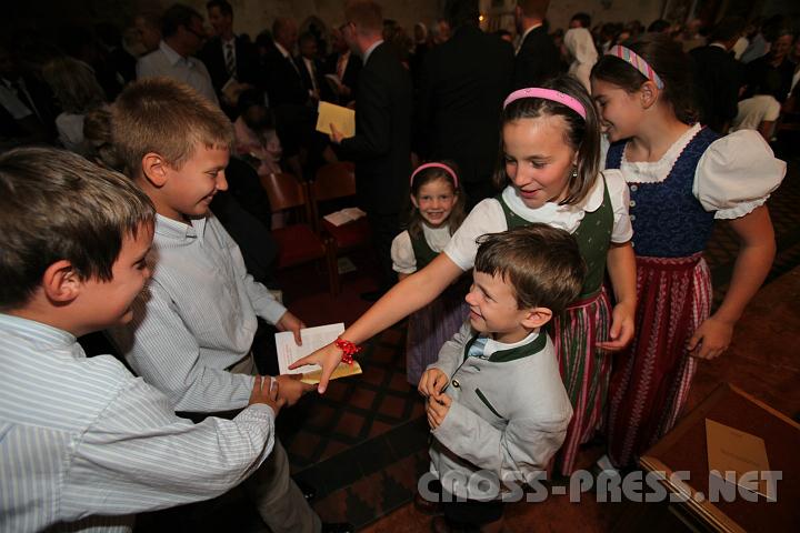 2010.08.15_16.58.02.jpg - Freudiger Friedensgru� unter den J�ngsten.