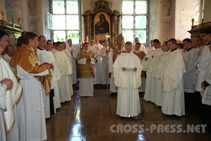 2010.08.15_17.28.17.jpg - In der Sakristei bedankten sich die neugebackenen M�nche f�rs Leben bei den Mitbr�dern und beim Abt.