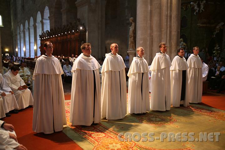 2010.08.15_15.39.51.jpg - Sieben junge Ordensm�nner, die schon zeitliche Profess gemacht haben, traten an, um die feierliche Profess - die "ewigen Gel�bde" abzulegen.