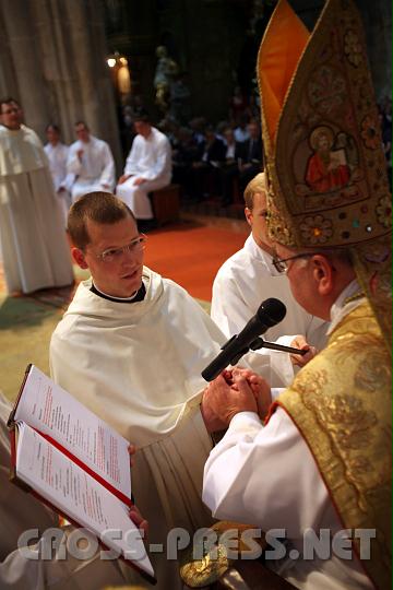 2010.08.15_15.50.32.jpg - Eines der Ordensgel�bde ist Gehorsam.  Symbolisch daf�r legt P. Johannes Paul Chavanne seine H�nde in die H�nde von Abt Henckel Donnersmarck.