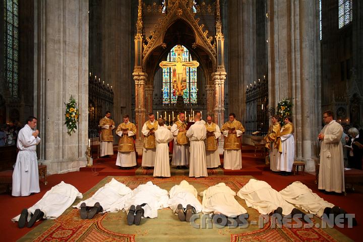 2010.08.15_16.15.39.jpg - Die "M�nche auf ewig" werden von Abt Henckel Donnersmarck gesegnet.