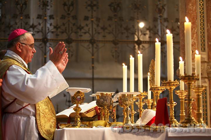 2010.08.15_16.43.38.jpg - Abt Gregor:  es ist gedeckt, kommet zum Tisch des Herrn !
