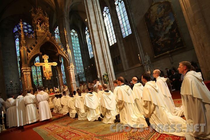 2010.08.15_17.01.40.jpg - Die M�nche gehen in einer Prozession zur Kommunion. Davor machen sie eine "genuflexio" (Kniebeuge).