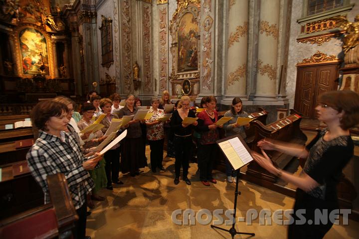 2010.08.27_18.36.47.jpg - Ein Laienchor singt mit.