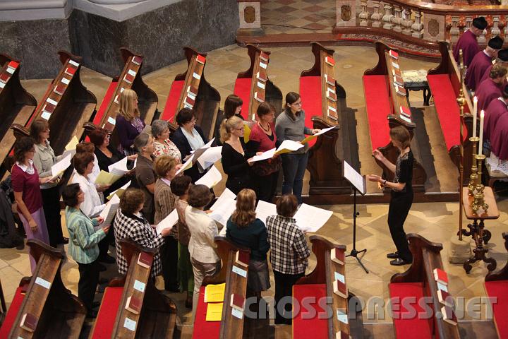 2010.08.27_18.45.05.jpg - Mit den Chorherren singen die "Chordamen". ;)