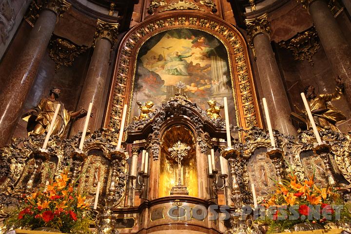 2010.08.27_15.00.12.jpg - Festlich geschm�ckter Hauptaltar.