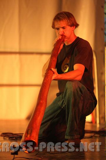 2010.08.27_20.40.16.jpg - Auch Willi, der Stiftsg�rtner, spielt sehr gut auf dem Didgeridoo.