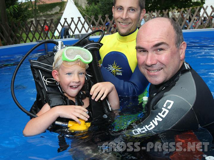 2010.08.28_11.04.58_01.jpg - Die Burschen vom Union Tauchclub Aelium Cetium k�mmerten sich mit gro�er Geduld und Freude um die Kinder...