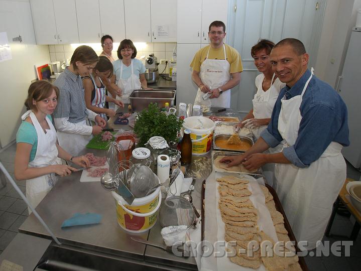 2010.08.29_10.41.01.jpg - Extrak�che f�r die Kindersommerspiele: hunderte Schnitzel werden paniert,...