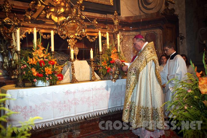2010.08.27_19.02.04.jpg - Am 27.08.2010, dem Vorabend, war der Auftakt zum Hochfest des hl. Augustinus, des Ordensvaters der Chorherren. Propst Maximilian F�rnsinn beweihr�uchert die Reliquie des hl. Augustinus in der Stiftskirche.