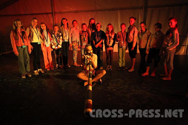 2010.08.27_20.50.26_01.jpg - Nach allen anderen Kontinenten war heuer Australien Thema der N� KiSS. Dhinawan Dreaming, "Ambassador of the Aborigines" brachte den Belarus-T�nzerinnen australische T�nze bei.