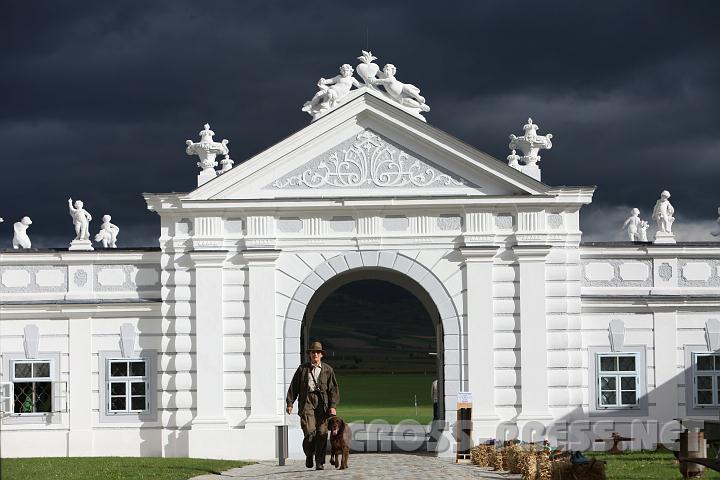 2010.08.28_08.56.36.jpg - Das neurestaurierte Nordtor dient wegen des dahintergelegenen Parkplatzes den Besuchern aus der Ferne als Haupteingang zum Stift.