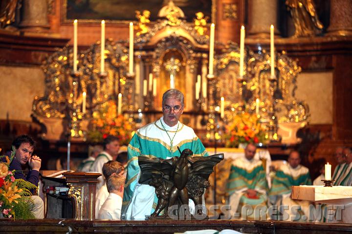 2010.08.28_19.08.22.jpg - Seit Jahrzehnten feiern die Herozgenburger Pr�pste und G�tttweiger �bte die Feste der Benediktiner bzw. Chorrherrn jeweils im befreundeten Stift mit.  Als Abt predigt zum ersten Mal P.Columban.