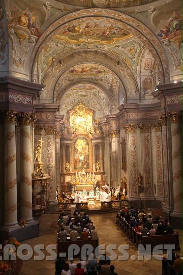 2010.08.28_19.43.25.jpg - Die Stiftskirche Herzogenburg bietet einen gewaltig gro�en Raum, der noch volumin�ser erscheint, weil er von keinen h�ngenden Lustern geteilt wird.