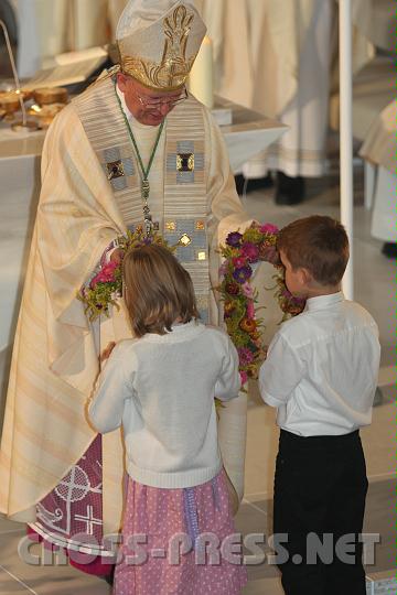 2010.09.12_12.36.33.jpg - Kinder bringen den Blumenschmuck f�r den neugeweihten Altar.